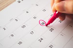 main-crayon-rose-calendrier-entoure-date